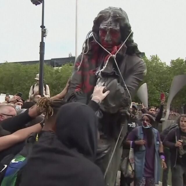 Гняв на улицата: Демонстранти събориха статуя на търговец на роби в Бристъл