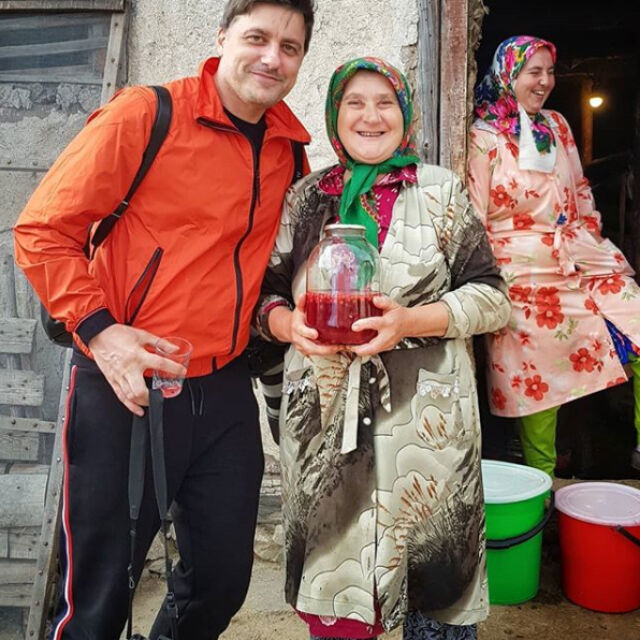 Баба родопчанка почерпи актьора Владо Карамазов с компот от боровинки, за да му се извини