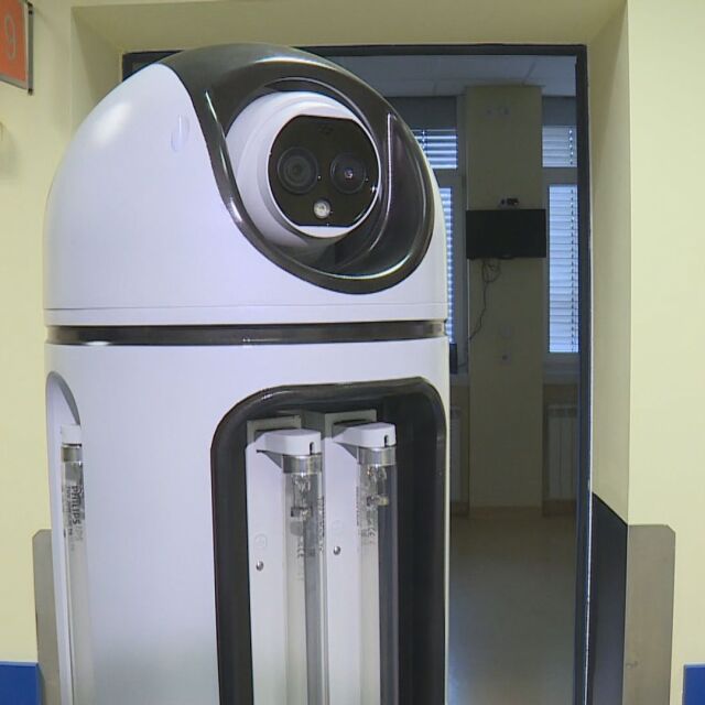 Робот мери температурата на пациентите в болница "Св. Екатерина"