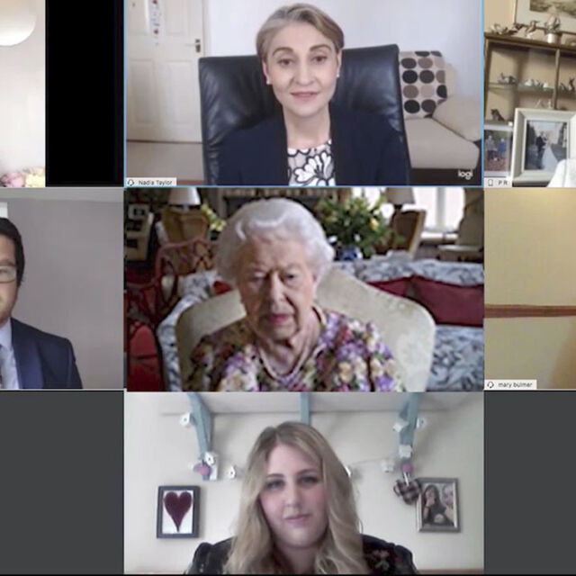 За първи път: Кралица Елизабет II участва във видеоконференция 
