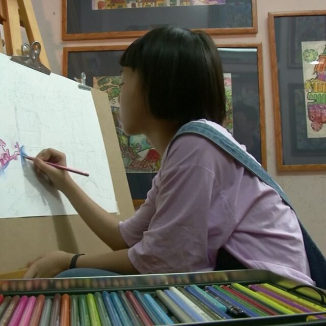 10-годишна художничка превръща страховете си в цветни картини (ВИДЕО)