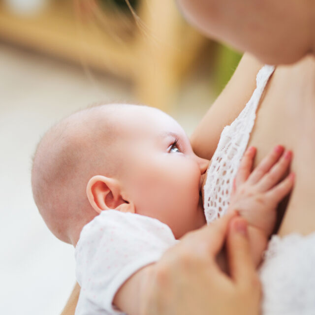 СЗО препоръчва кърменето, няма данни за жив коронавирус в майчиното мляко