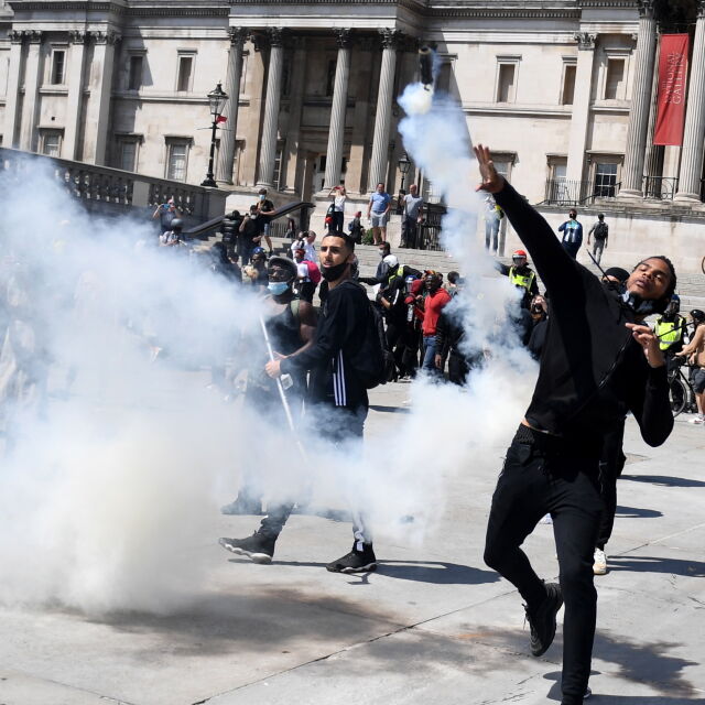 Сблъсъци между протестиращи и полиция в Лондон (ВИДЕО)