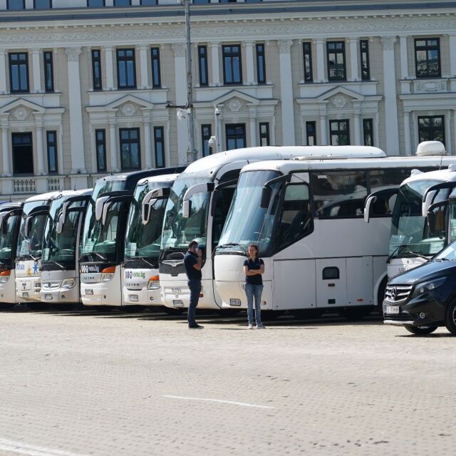 Министрите на транспорта, труда и туризма на кръгла маса с автобусните превозвачи, но не протестиращите