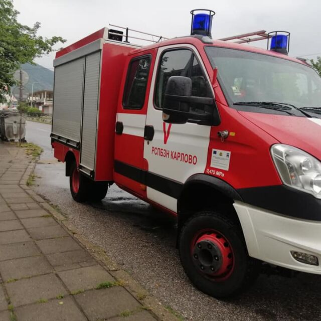 Опасно време: Пожарната в Карлово помага в отводняването на къщи и магазини