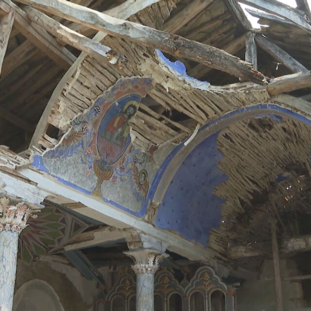Храм в руини: Защо църквата в село Големи Българени тъне в разруха?