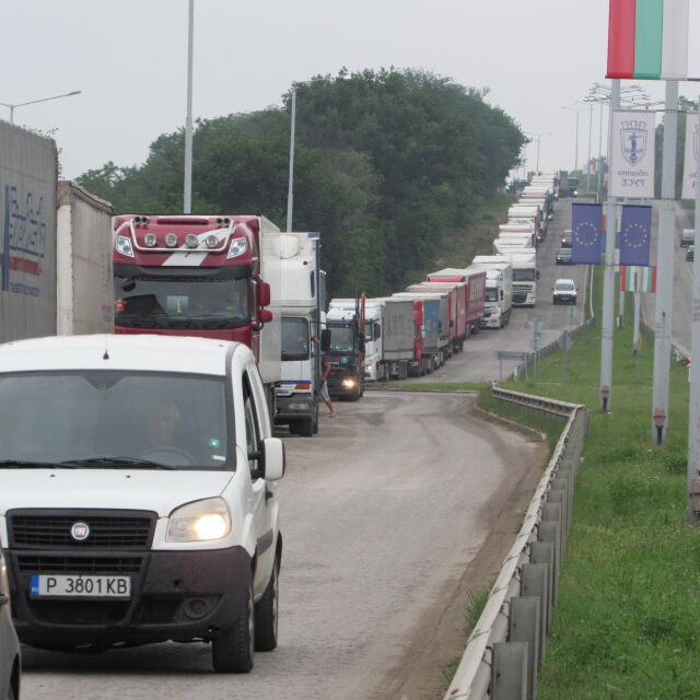 Задръствания от камиони и леки коли блокираха пътя Русе - Силистра 