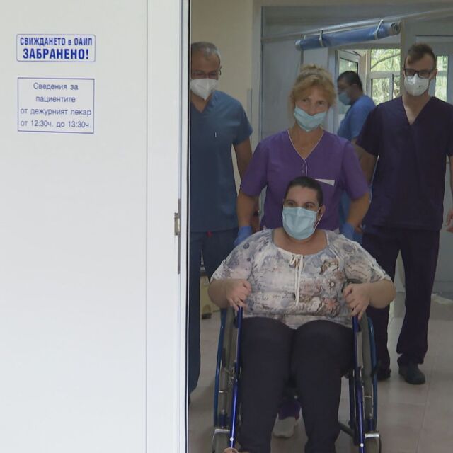 Победа над коронавируса: Изписаха от болницата жена след 41 дни интубация