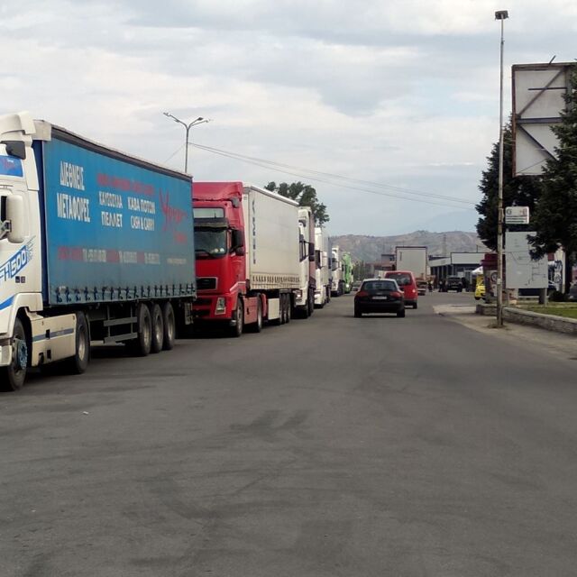 Въпреки по-слабия трафик: Шофьори на камиони чакат повече от 24 ч. на „Кулата“