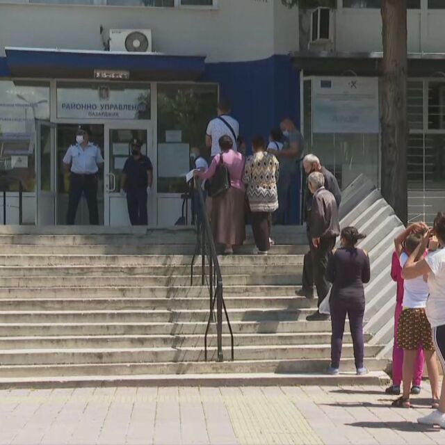 Опашки от граждани пред МВР в Пазарджик: 12 служители са с COVID-19