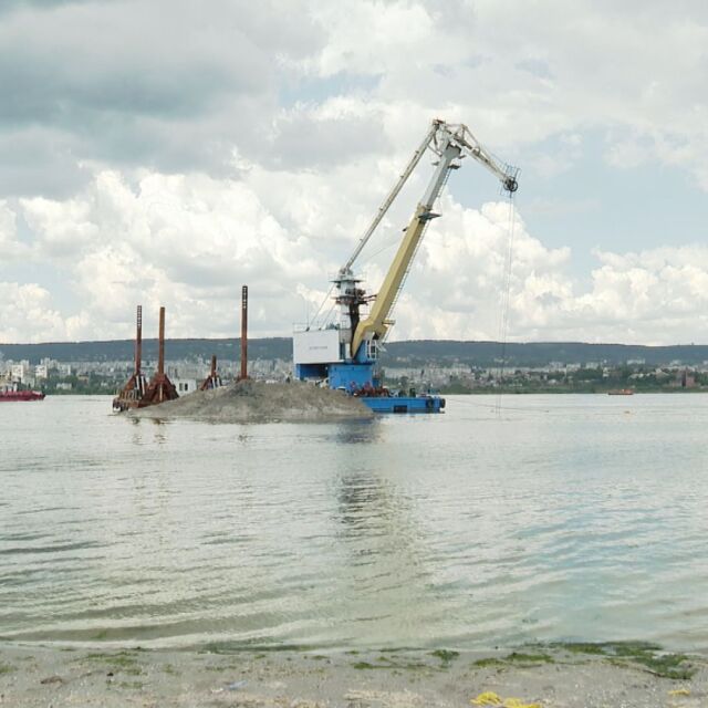 Тръбопроводът във Варненското езеро с пукнатина, изтичат отпадни води