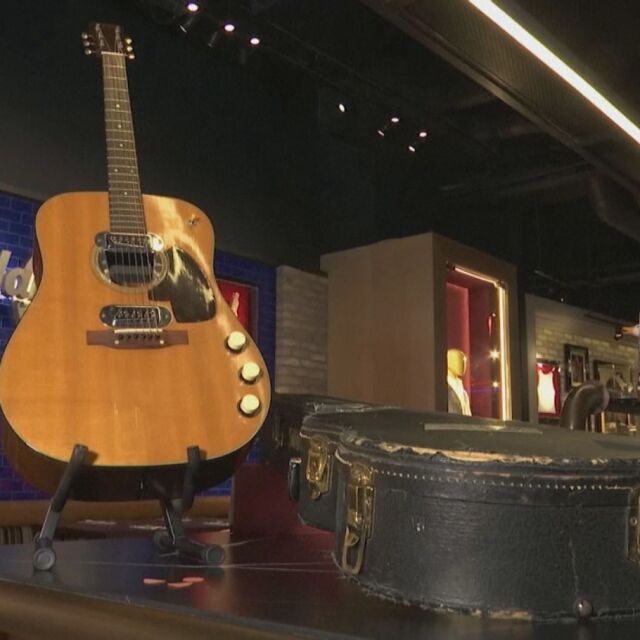 Китара на Кърт Кобейн бе продадена за рекордните 6 млн. долара