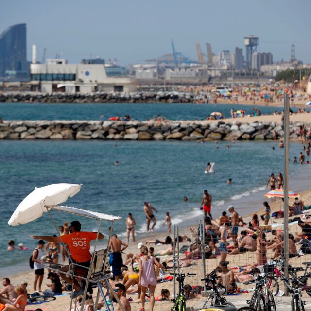 Препълнени плажове в Испания след падането на извънредното положение 