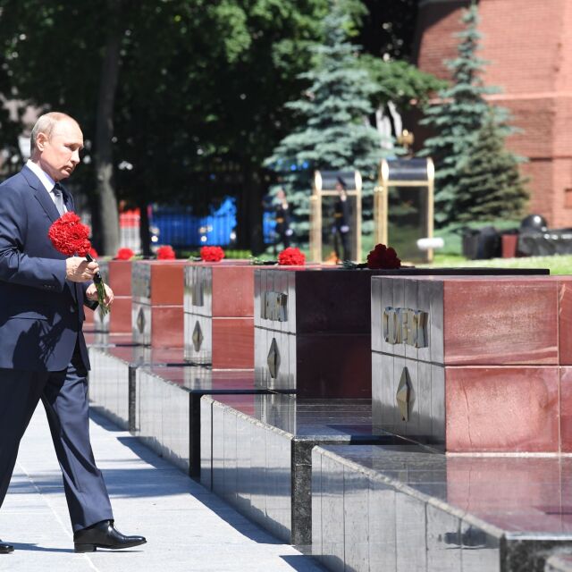 Путин почете паметта на войниците, загинали през Отечествената война