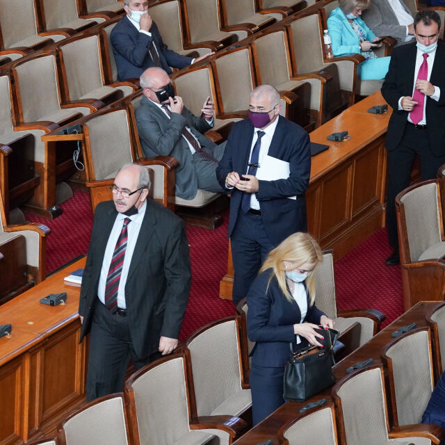 Въпреки санкциите: Депутати без маски в НС (СНИМКИ)