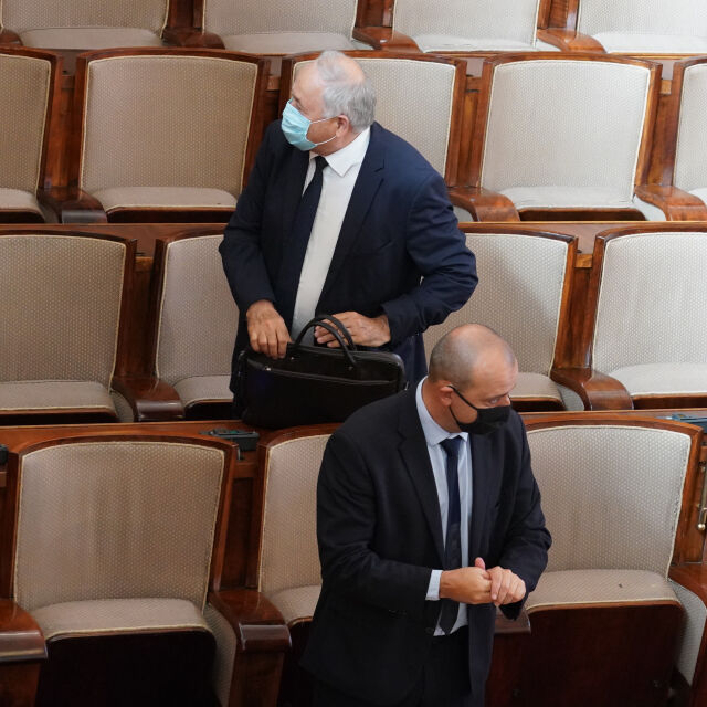 Глоби за 24 депутати без маски в Народното събрание