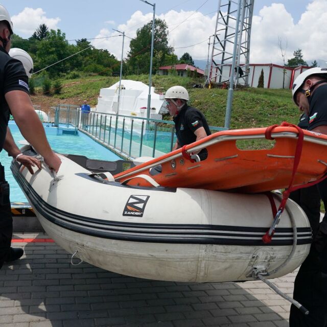 Аварийното звено на СО тренира спасяване на хора при наводнение (СНИМКИ)