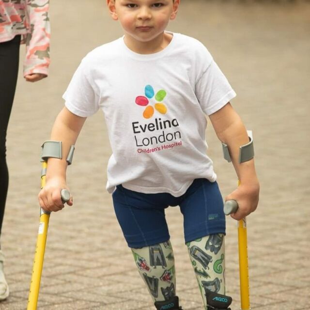  Детето герой: момченце с два ампутирани крака извървява 10 километра за благотворителност (ВИДЕО)