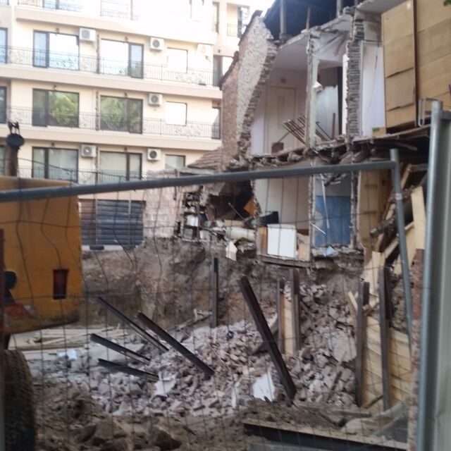 Стена на жилищна сграда в Пловдив се срути при изкопни работи