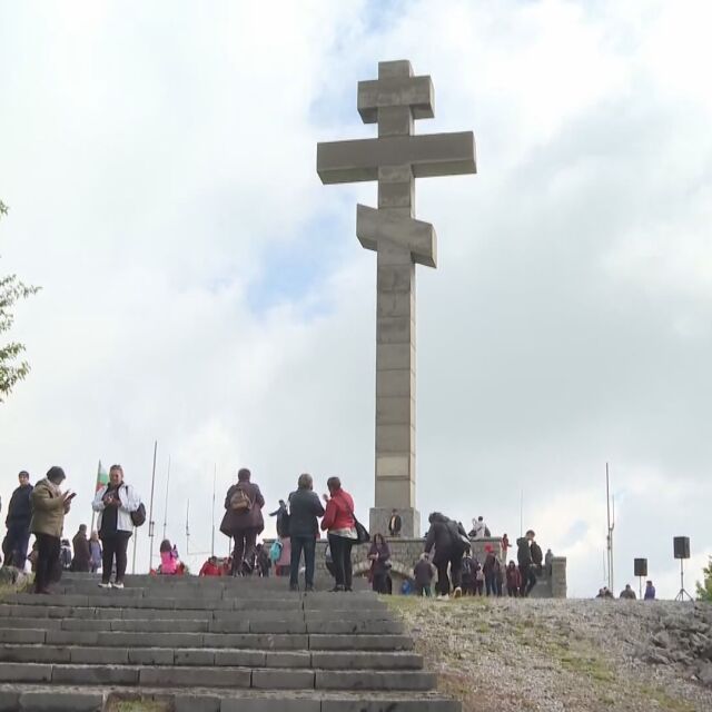 Стотици се поклониха пред подвига на Ботев на връх Околчица