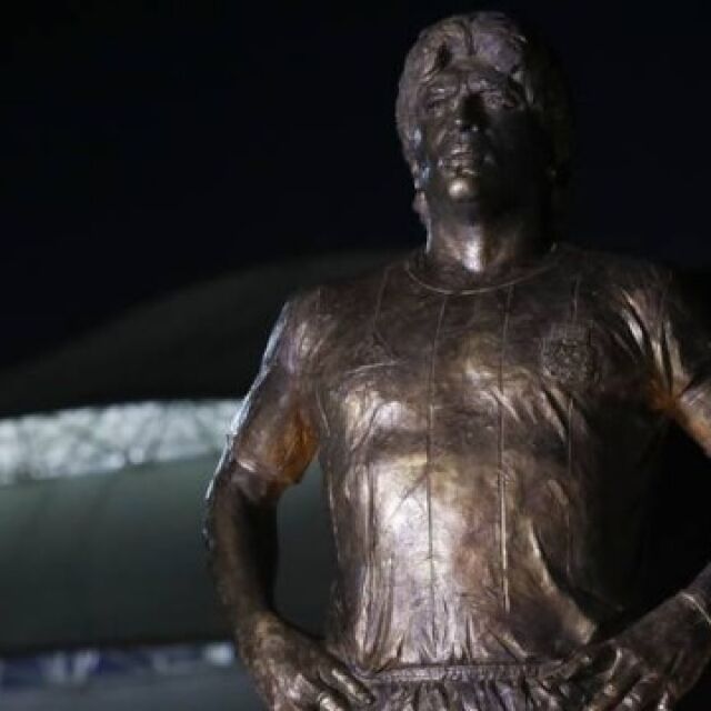 В Аржентина почетоха Марадона със статуя и специални екипи (ВИДЕО)