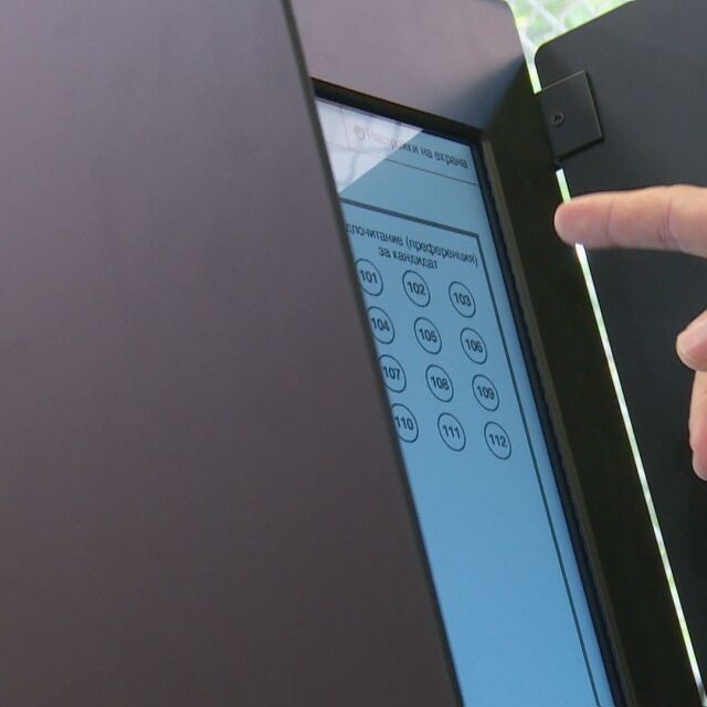 Тестово гласуване на машините на три места в София днес