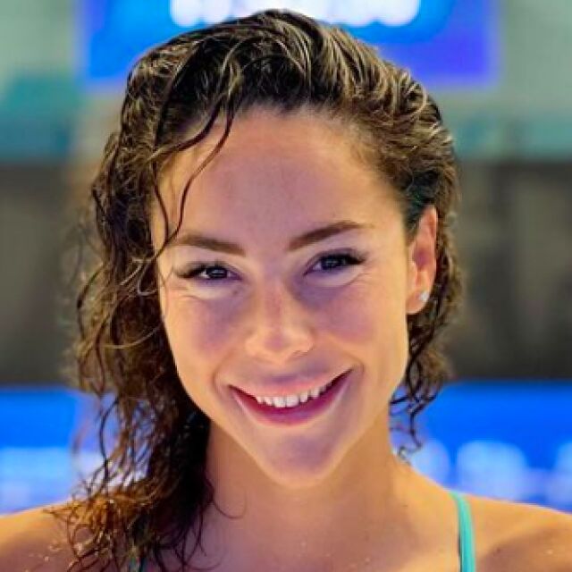 Националната рекордьорка по плуване Екатерина Аврамова дари премията си на болно дете