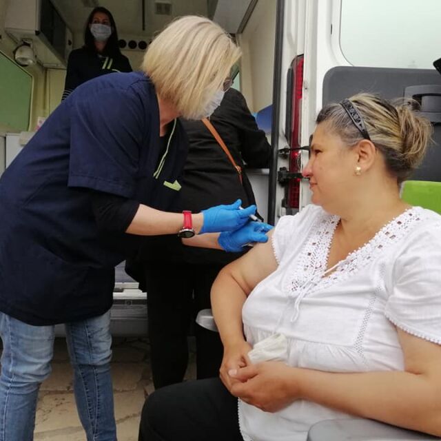 Слаб интерес към имунизация срещу COVID-19 в ромския кв. „Столипиново“