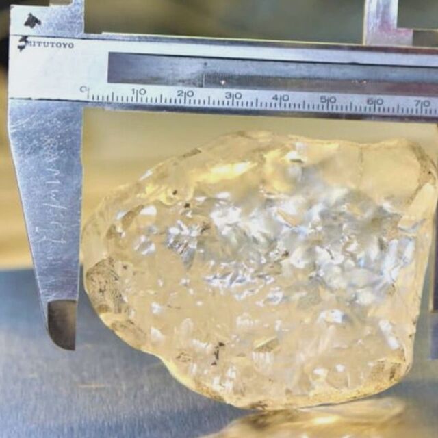 Огромен необработен диамант: Скъпоценният камък е 1098 карата