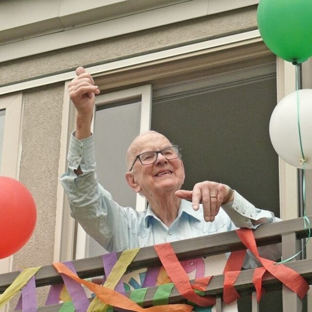 Дядо столетник получи над 1000 картички за юбилея си от цял свят 