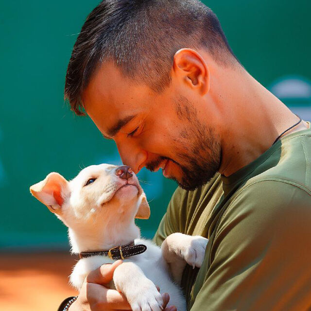 Тенисистът Димитър Кузманов с добро сърце - осинови си малко кученце 