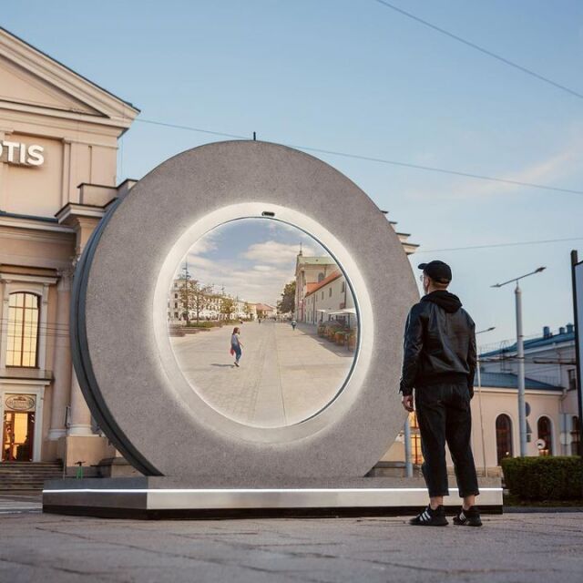 Футуристичен портал свърза литовската столица Вилнюс с полския град Люблин