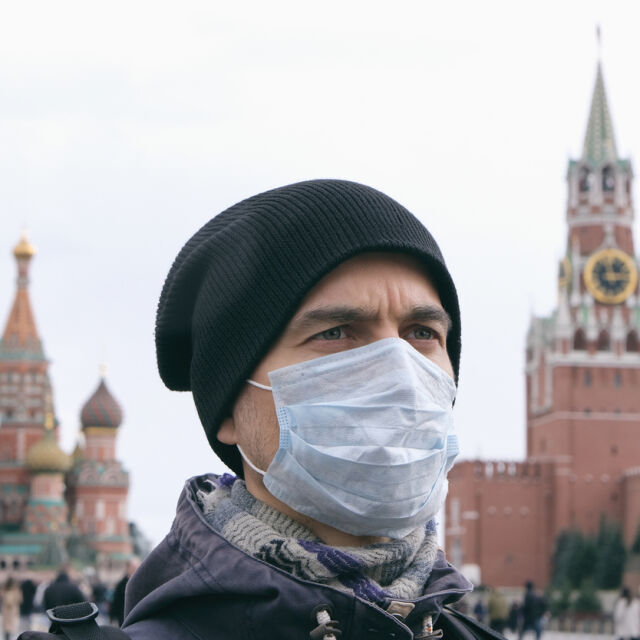Нов ръст на заразените в Русия, неваксинираните отиват в платен отпуск