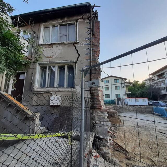 Къща се наклони на една страна заради изкоп в Пловдив