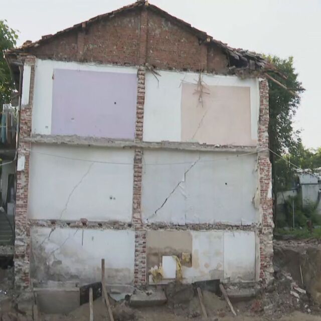 Пред срутване: Засегнатата от строителни дейности къща в Пловдив е негодна за живеене