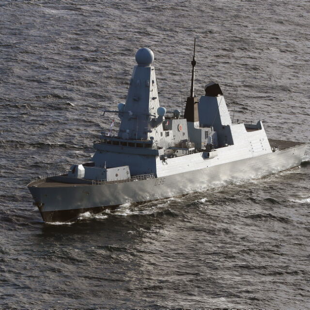 Руски кораб е произвел предупредителни изстрели по британски миноносец в Черно море