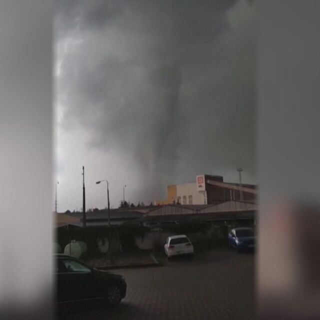 Торнадо премина през Южна Моравия в Чехия: Разказва очевидец, бил в "окото на бурята"