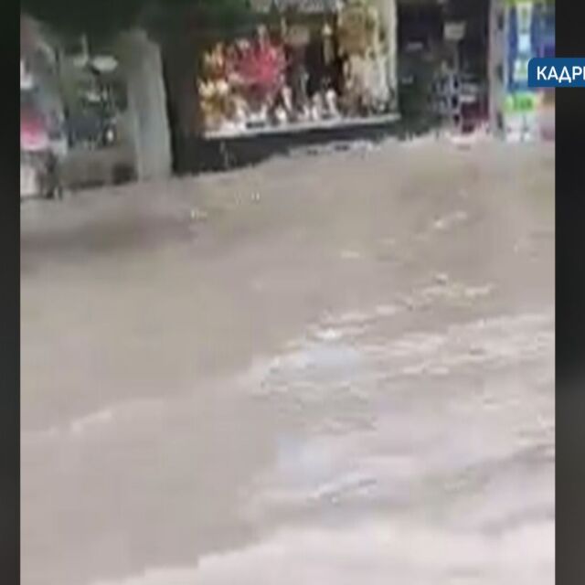 Силен дъжд наводни улици във Велико Търново (ВИДЕО)