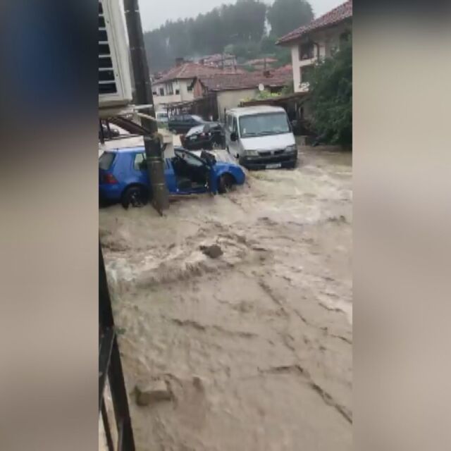 Котел след пороя: Наводнени жилища, преляла река и евакуация (ОБОЗР)