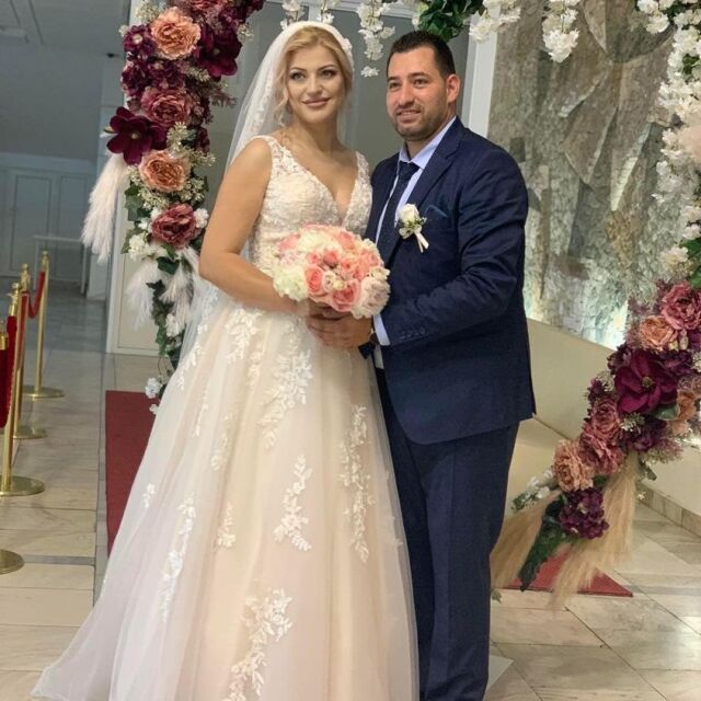 Мисис "България Европа" се омъжи в дълга бяла рокля с ниско изрязан секси гръб (СНИМКИ)