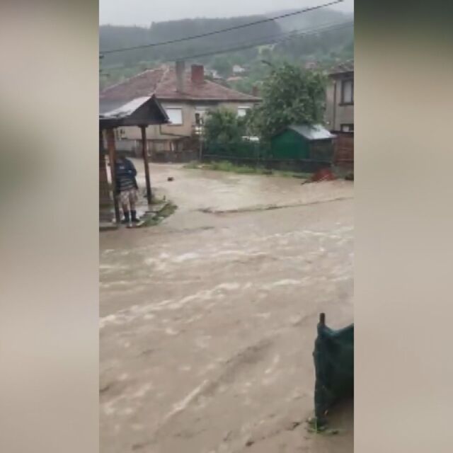  Над 200 наводнение къщи в Котел след пороя 
