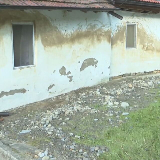 Откъснати села и наводнени къщи след пороя в Антоново