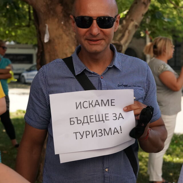 Туроператори на протест: Искат оставката на министъра на туризма