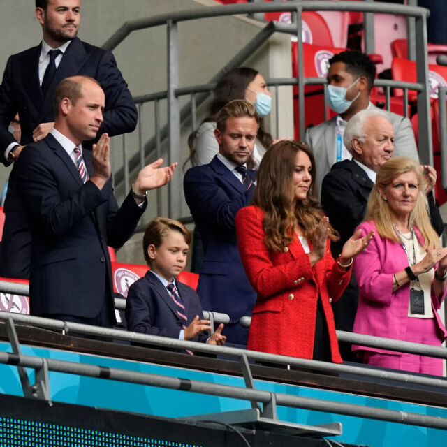 Малкият принц, облечен като баща си, и Кейт в червено сако на Zara донесоха късмет на Англия