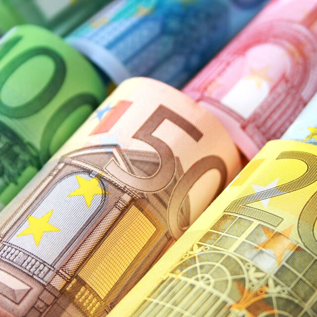 Еврото се търгува твърдо под 1 долар за втори пореден ден