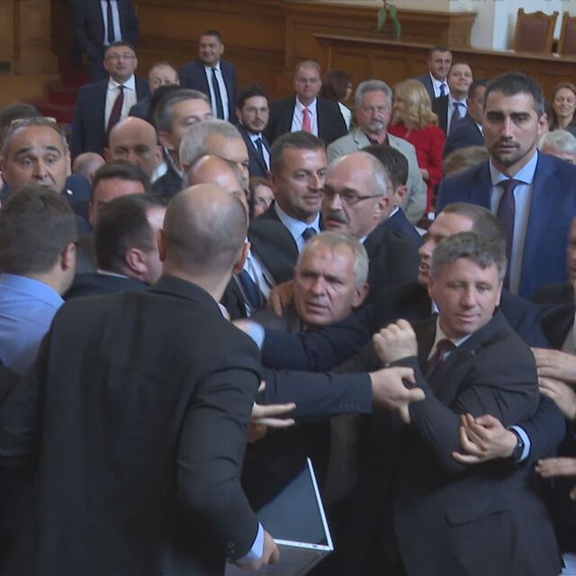 Почти бой в НС: Напрежение и спречкване в парламента (ВИДЕО)