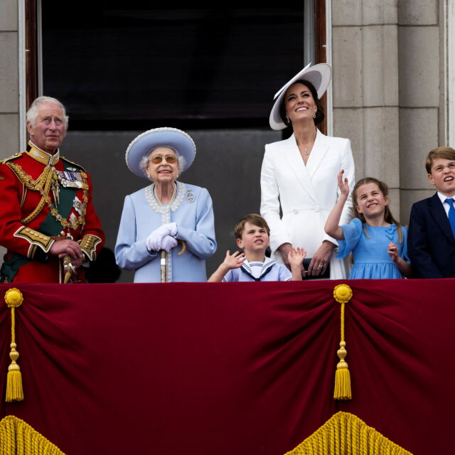 Кралица Елизабет II откри сама празненствата за платинения ѝ юбилей на трона
