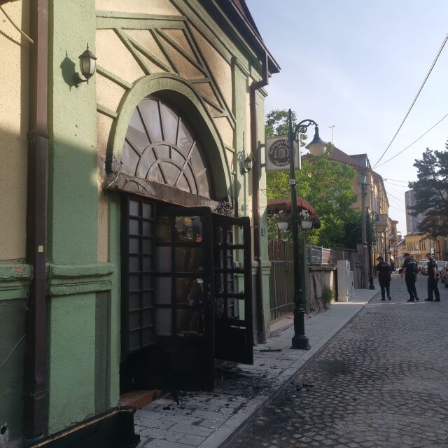 Опожареният български център в Битоля: Записи показват как мъж с маска и на колело атакува сградата