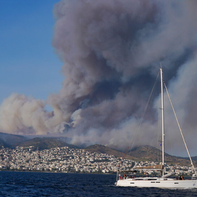 Голям пожар над Атина (СНИМКИ)
