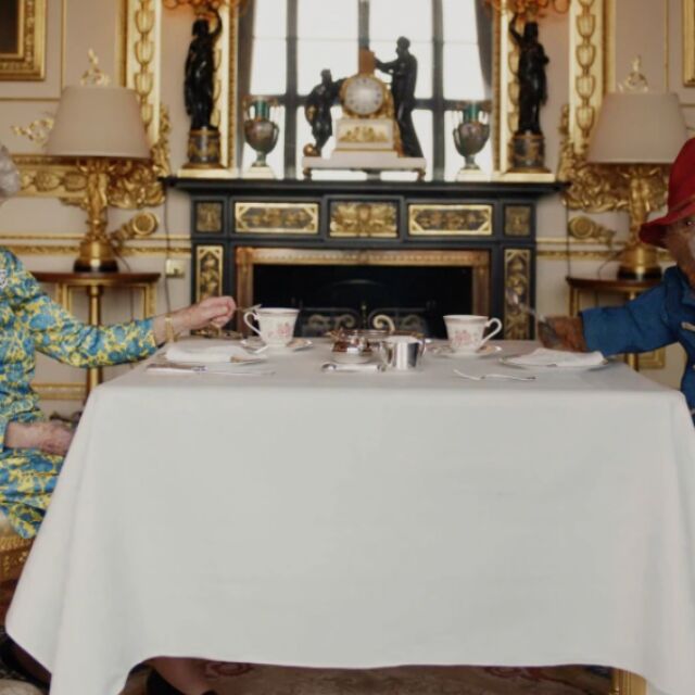 Британската кралица пи чай с… мечока Падингтън (СНИМКИ и ВИДЕО)